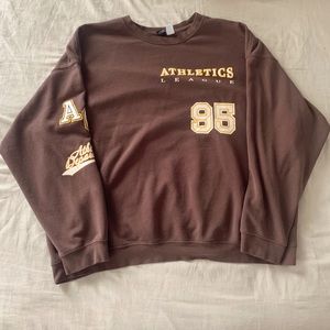 Brown over sized H&M crew neck sweater.🤎🤍🤎